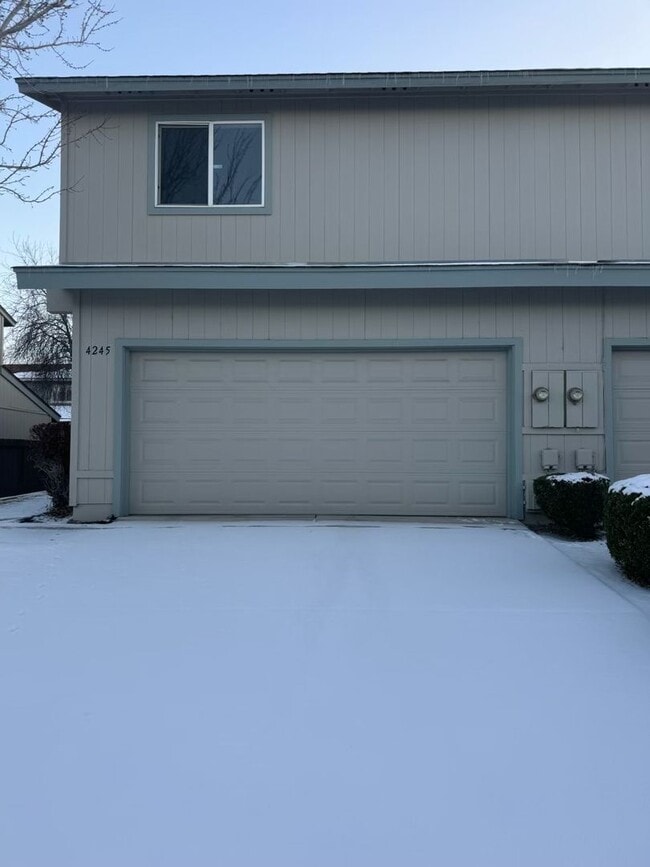 Building Photo - Townhouse in Carson for rent $2300 a month, 3 Bedroom, 2.5 baths, water/sewer paid by owner