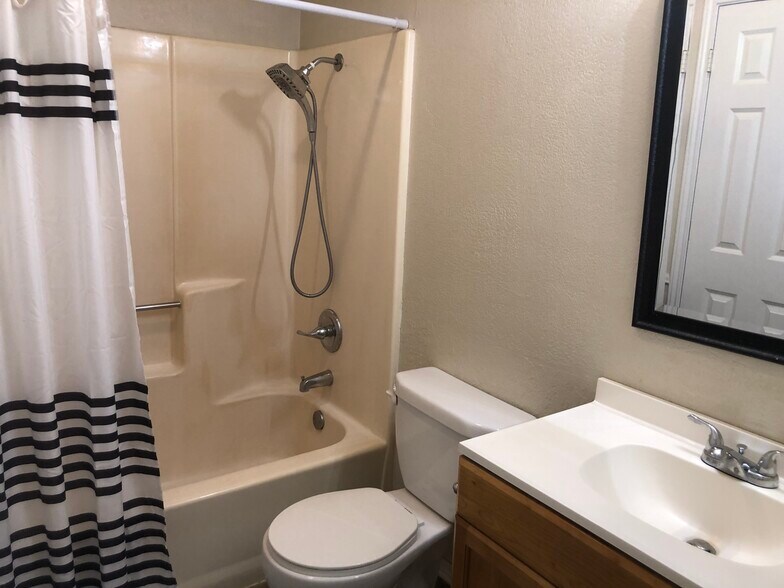 Building Photo - 313 Shady Grove Dr