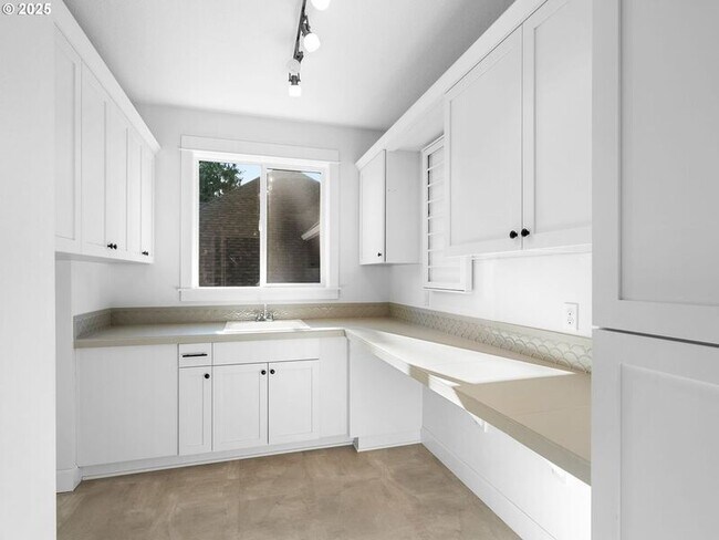 Building Photo - 9010 SW Inez St