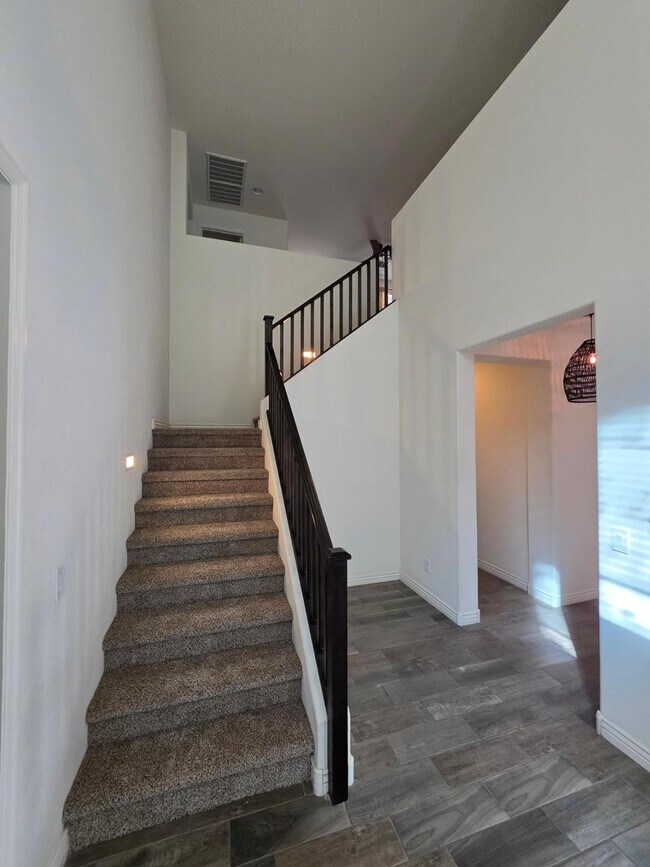 Building Photo - 2756 E Hickory St