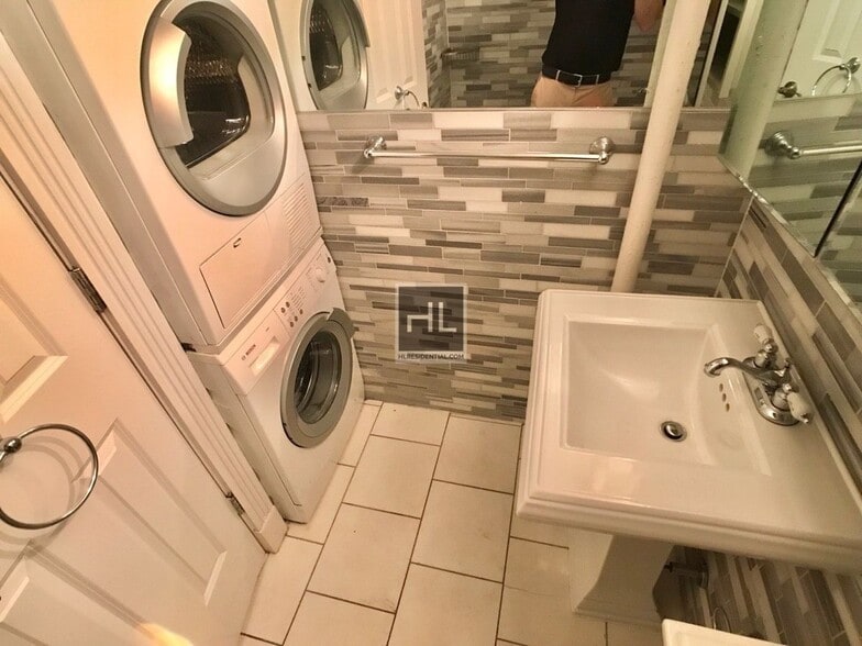 Building Photo - W 53RD ST.