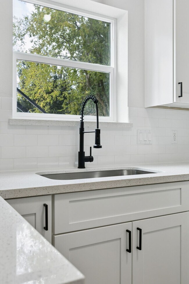 Building Photo - 422 New Hampshire St