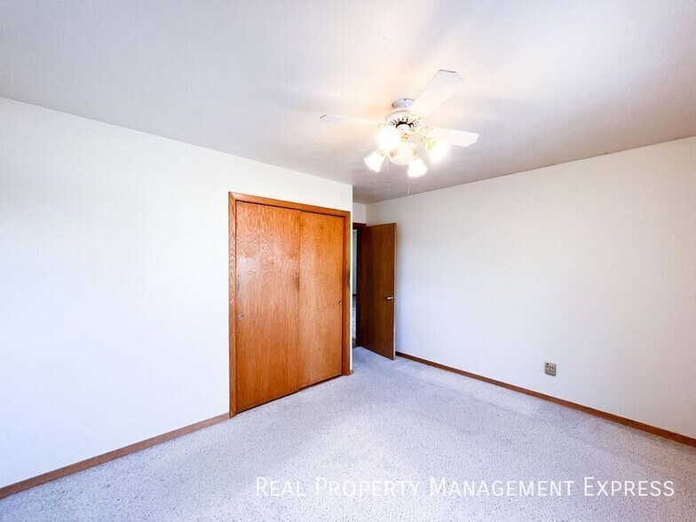 Building Photo - 3 Bed 1.5 Bath Near Downtown Sioux Falls