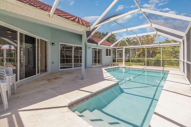 Building Photo - Beautiful Pool Home only Blocks from the Ocean!