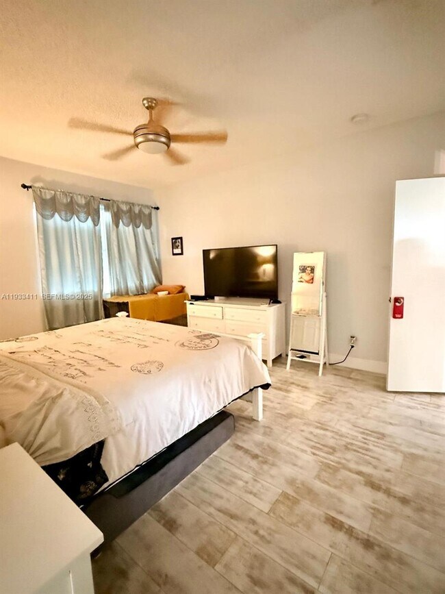 Building Photo - 3729 SW 51st St