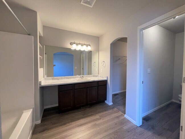 Building Photo - Townhome w/ 2 car garage, A/C-Newer, Low Maintance, & Conviniently Located