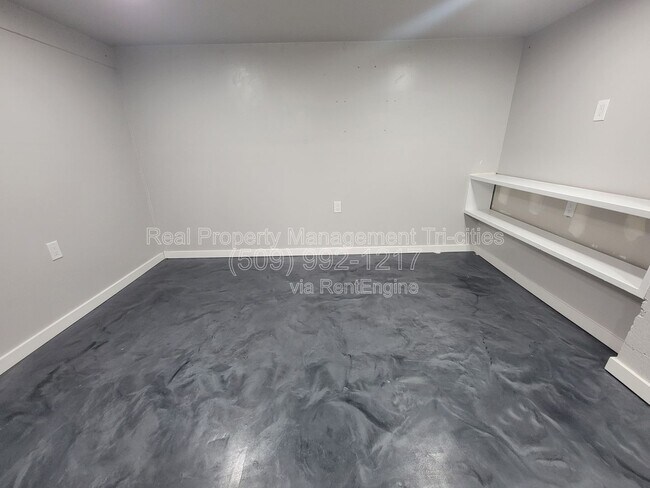 Building Photo - 400/402 Barth Ave