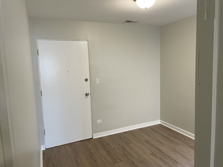 Building Photo - 2677 N Lincoln Ave