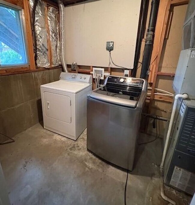 Building Photo - 5 Bed / 3 Bath Townhome in Murray!