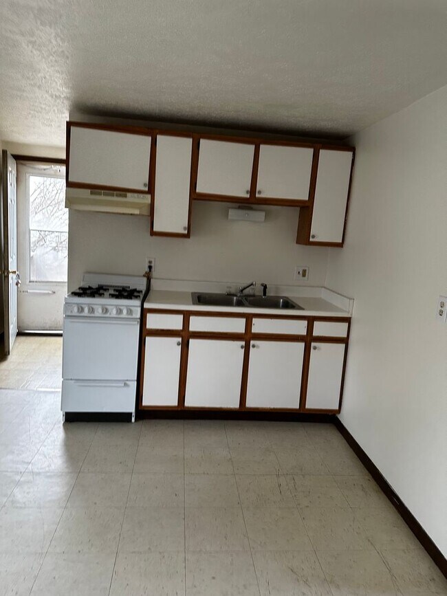 Building Photo - 745 Elm St