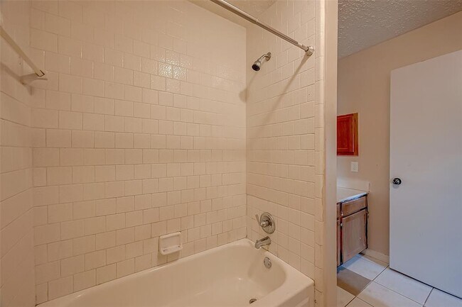 Building Photo - 2026 Sandy Knoll Dr