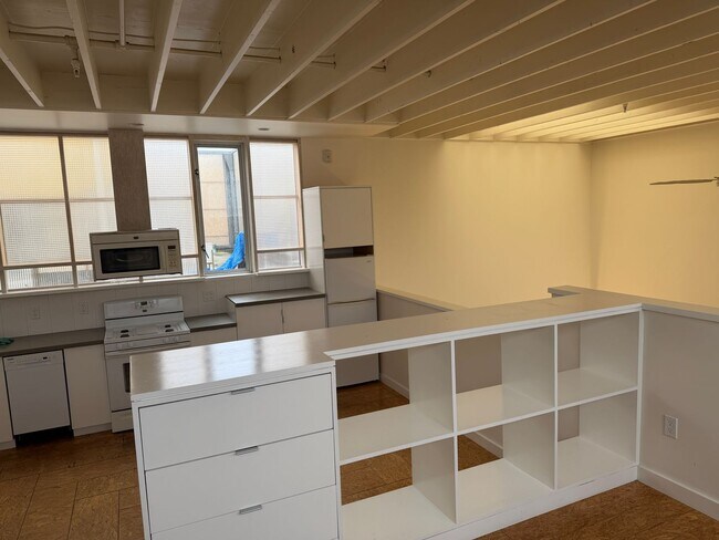 Building Photo - Bright Live-Work Studio with tall ceilings off Lowell Street in Oakland