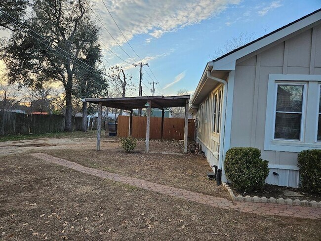 Building Photo - 110 Lexington Rd