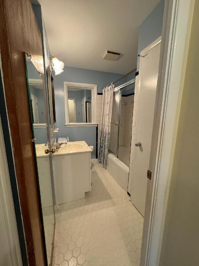 Building Photo - 2511 Meadow Dr