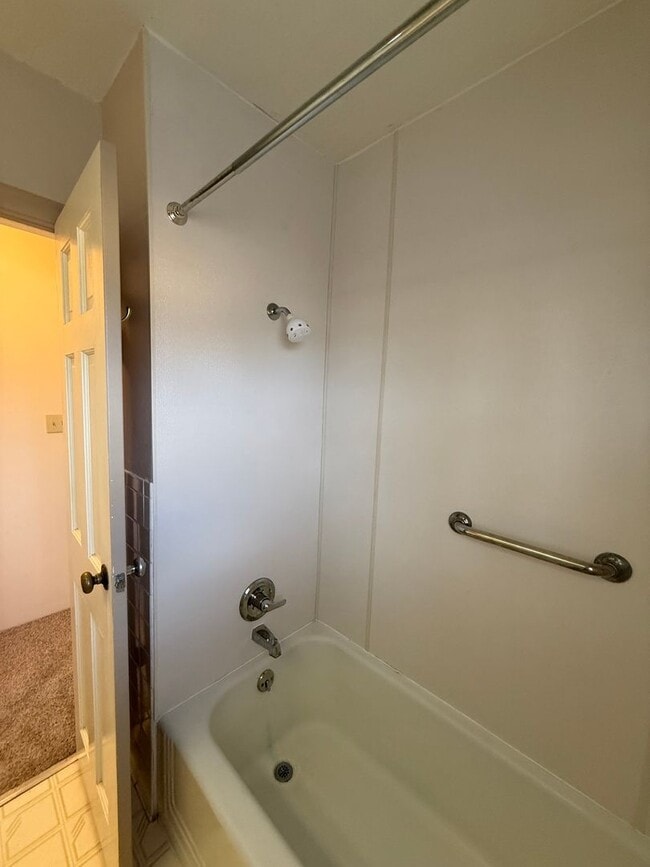 Building Photo - Large  two bedroom, two bathroom, pet friendly home!