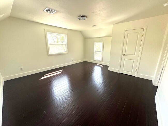 Building Photo - Historic Home for Rent in Downtown Siloam