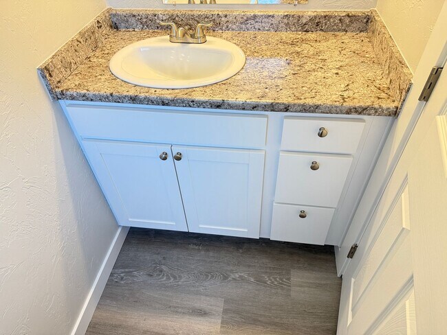 Building Photo - New 2 bed 1 1/2 bath duplex in Springfield!