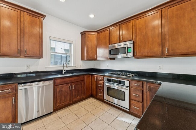 Building Photo - 4410 Longfellow St