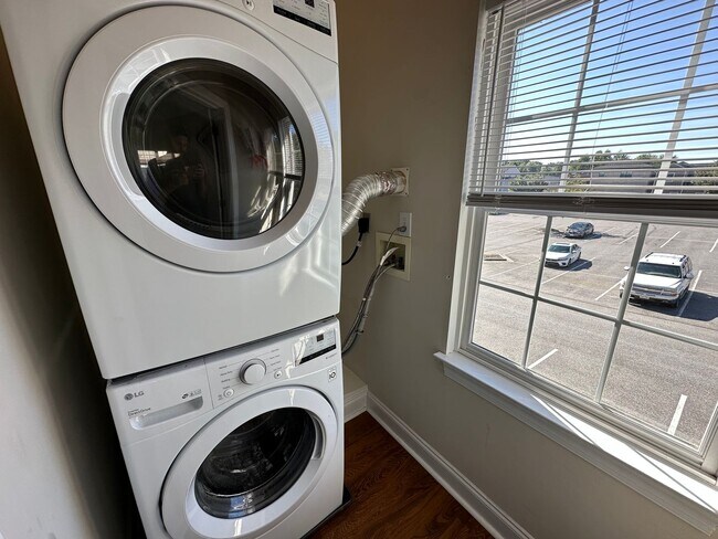 Building Photo - Upper Level Apartment in Wyndhurst