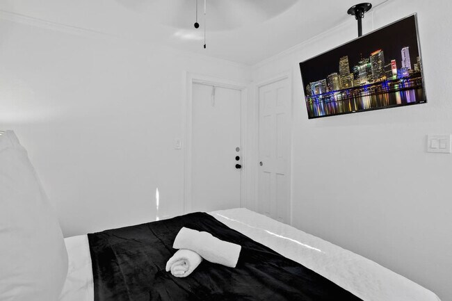 Building Photo - 704 NE 2nd St