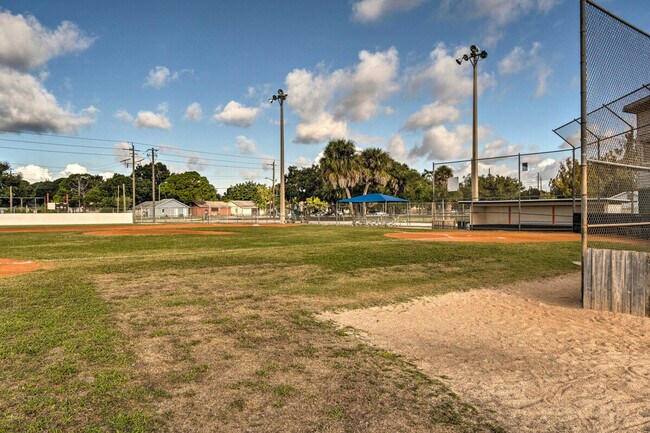 Building Photo - 1555 N Tuttle Ave