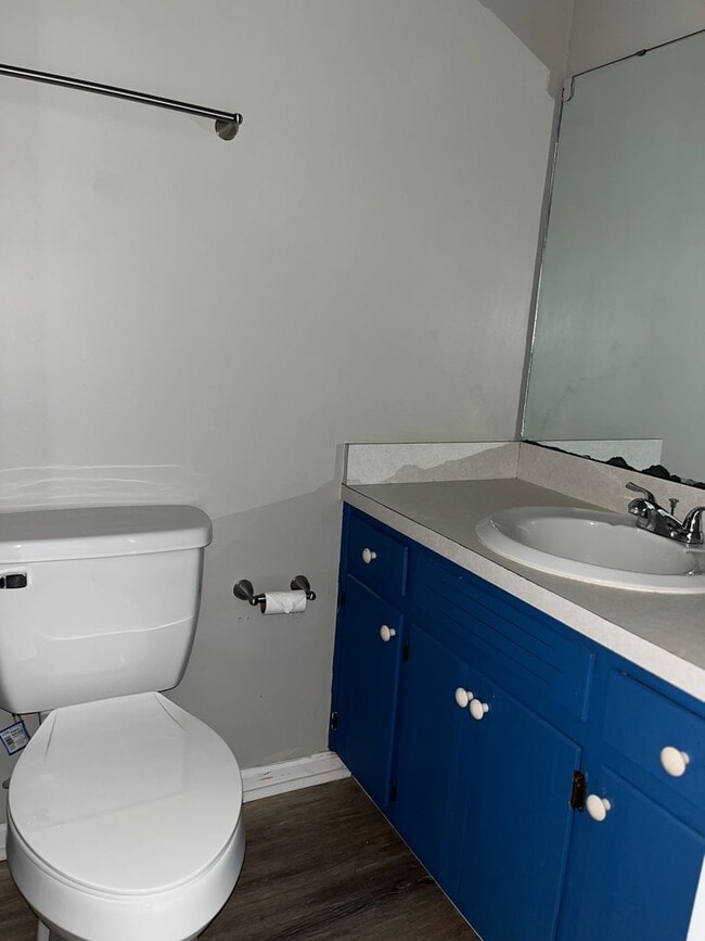 Building Photo - Two Bedroom 2.5 Bath Located in Riverbend