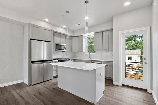 Building Photo - Last Townhouse Available! Beautiful Newer Build Close to Overlook Station