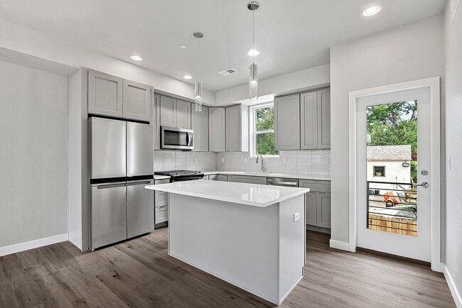 Building Photo - Luxury Townhome - 3 Bed 3.5 Bath at Overlo...