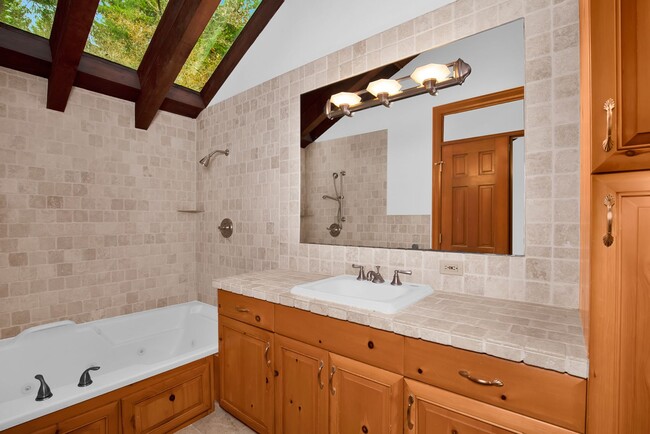 Building Photo - Private 4 Bedroom Retreat on 5-Acres Cottage Lake