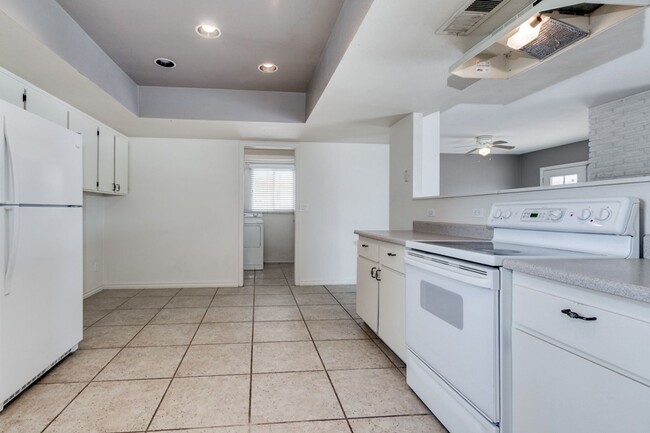 Building Photo - 5 BEDROOM TEMPE HOME WITH GREAT BACKYARD A...