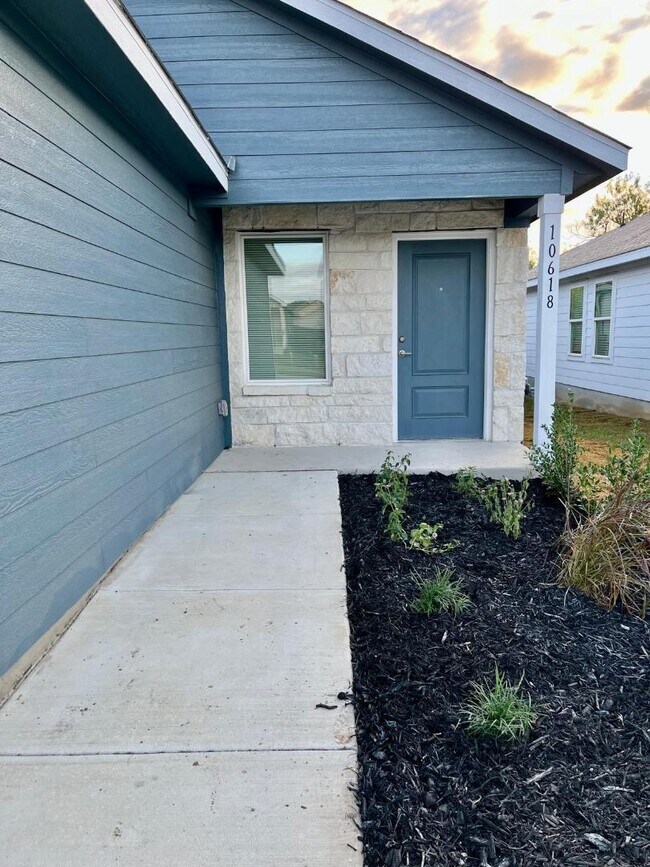 Building Photo - 10618 Nye Pass