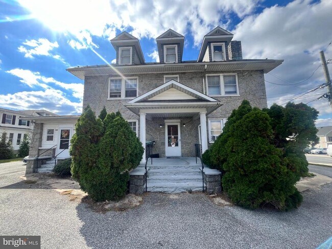 Building Photo - 502 S Main St