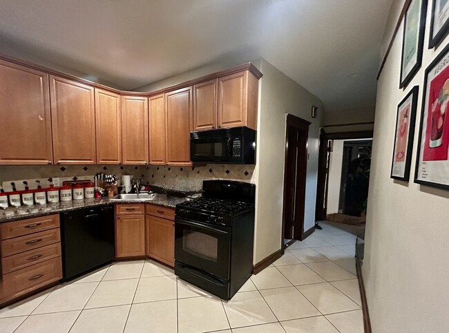 Building Photo - 2340 W Thomas St