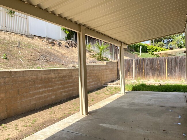 Building Photo - Large 4 bedroom home in Orangecrest for rent!