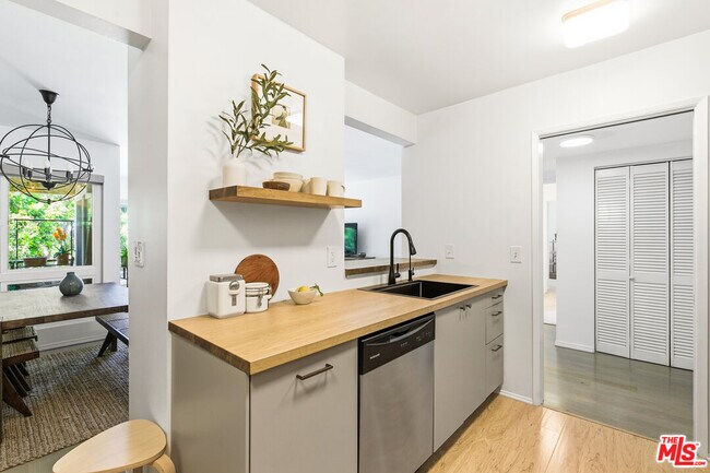 Building Photo - 5625 Green Valley Cir