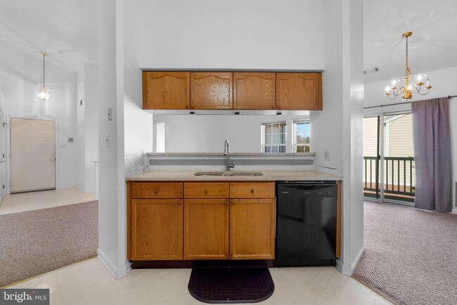 Building Photo - 8200 Blue Heron Dr