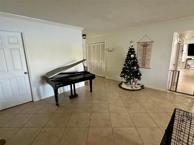 Building Photo - 6657 Paul Mar Dr