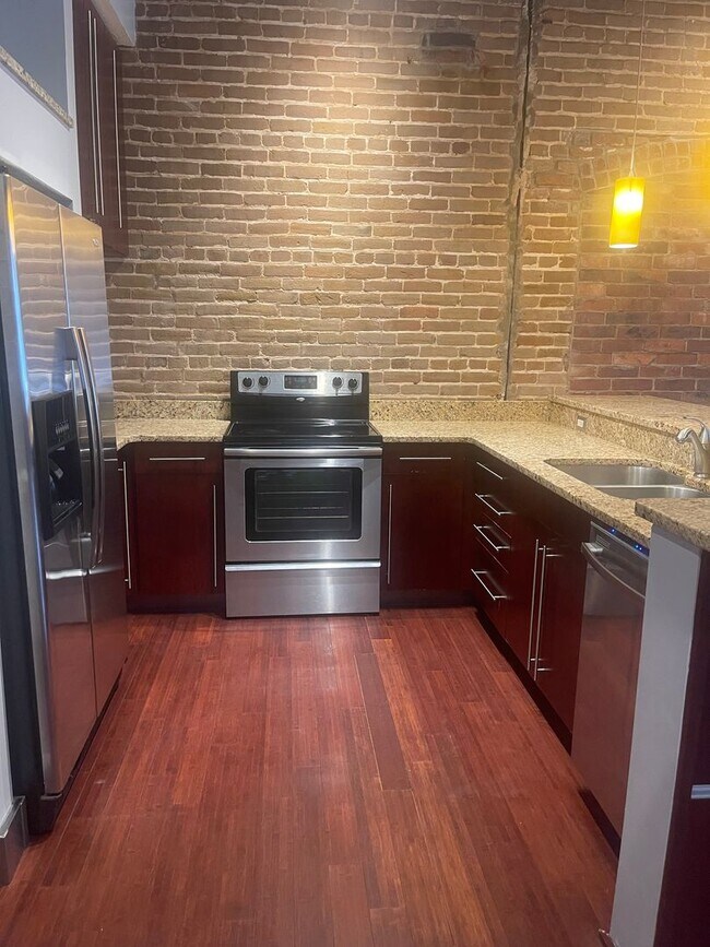 Building Photo - Chic Downtown Loft – 2 Bed | 1 Bath | Hear...