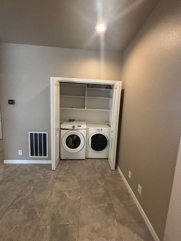 Building Photo - 2069 Lake Wind Dr