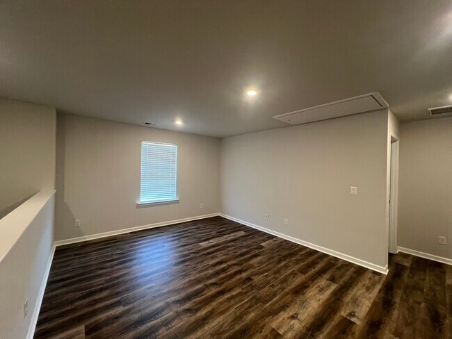 Building Photo - 621 High Hl Dr