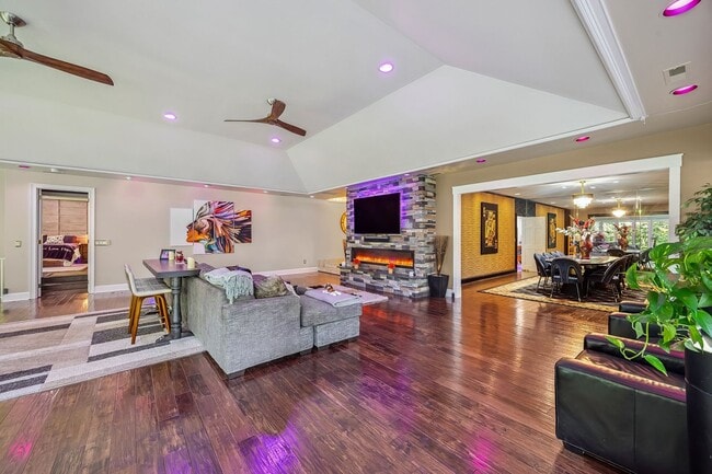 Building Photo - Gorgeous, Fully furnished 3 Bed 3.5 bath h...