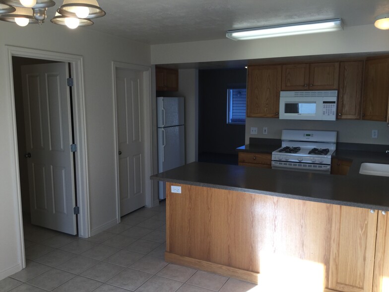 Building Photo - 479 Raven Way