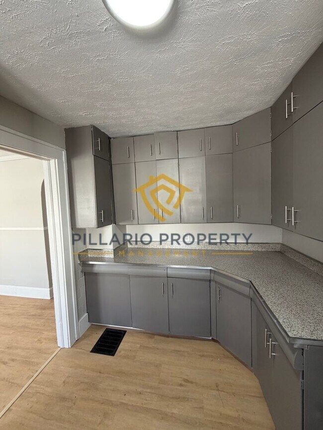 Building Photo - 711 W 22nd St