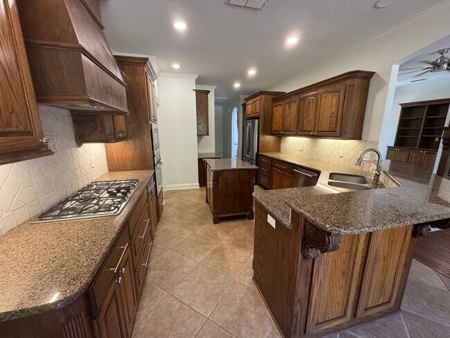 Building Photo - Beautiful 5 Bedroom Bossier City Home in Tiburon Neighborhood