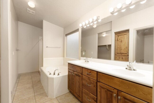 Building Photo - Single family with views and covered patio.