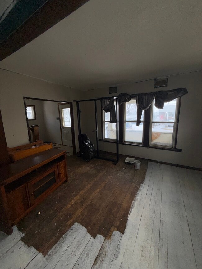 Building Photo - 111 E Livingston Dr