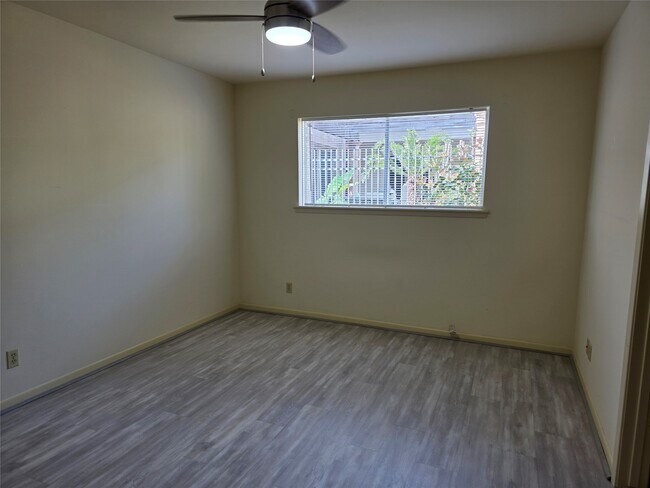 Building Photo - 406 Fox Briar Ln