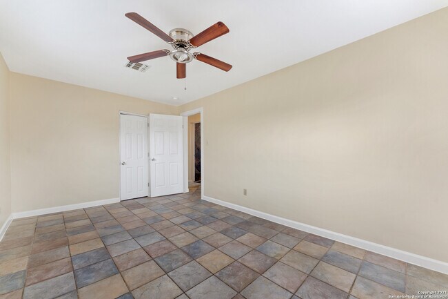 Building Photo - 3323 W Woodlawn Ave