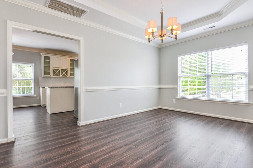 Building Photo - 401 Pyracantha Dr
