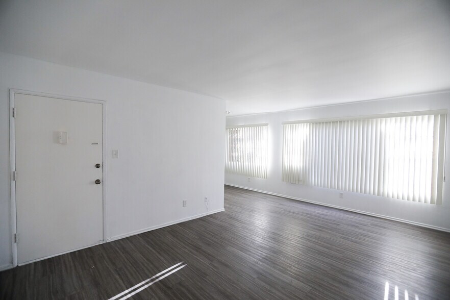 Building Photo - 260 S Sycamore Ave